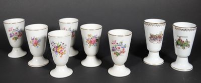 6 MAZAGRANS en porcelaine blanche centrés d'un bouquet de fl…