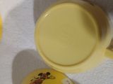 deux tasses posées sur une table