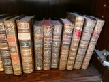 beaucoup de vieux livres sur une étagère dans une pièce