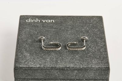 la paire de boucles d'oreilles repose sur un écrin noir