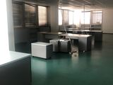 une salle où se trouvent plusieurs bureaux