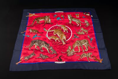 une image représentant une écharpe rouge et bleue ornée de tigres