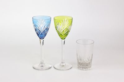 trois verres à vin posés l'un à côté de l'autre sur une table