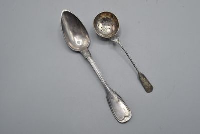 two spoons that are sitting next to each other on a table
