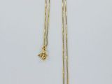 un collier en or orné d'une perle de verre bleue et d'une chaîne en or