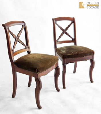 paire de chaises avec assise rembourrée de velours marron et pieds en bois