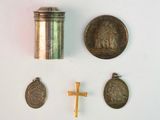 trois pièces et une croix sur un fond blanc