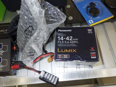 un boîtier électronique posé sur une table à côté d'une télécommande
