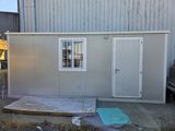 une photo d'un petit bâtiment avec un matelas posé à même le sol