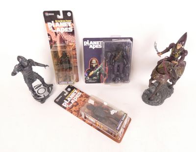 quelques figurines posées sur une table