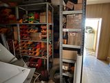 une image d'une pièce dans laquelle se trouvent de nombreux objets