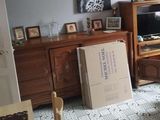 une grande boîte posée au milieu du salon