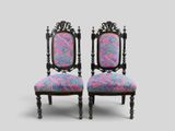 une paire de chaises avec un revêtement coloré, revêtement coloré, revêtement coloré, revêtement coloré, revêtement coloré