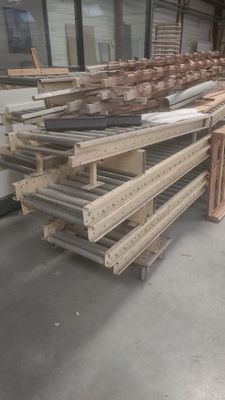 un gros tas de bois dans un entrepôt comportant de nombreuses étagères