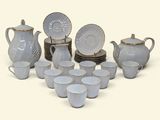 beaucoup de vaisselle et de tasses blanches sur la table