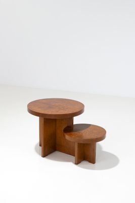 une paire de tables en bois posées sur une surface blanche, avec un fond blanc
