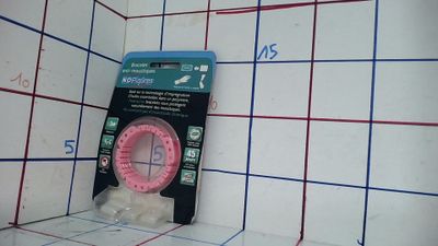 une trace rose sur le mur d'une salle de bains