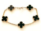 un gros plan sur un bracelet orné de quatre fleurs noires