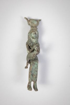 an old bronze statue of a man with a hat on his head