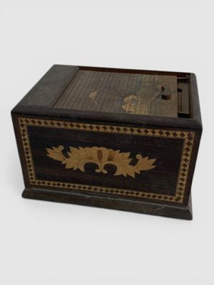 BOITE DE JEUX en bois, ouvrant par un rideau - Photo 1