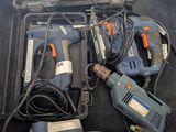 de nombreux outils posés sur une table