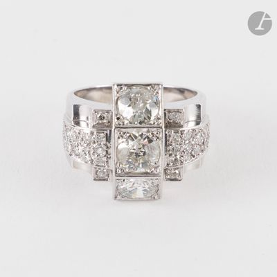 gros plan d'une bague en diamant sur fond blanc