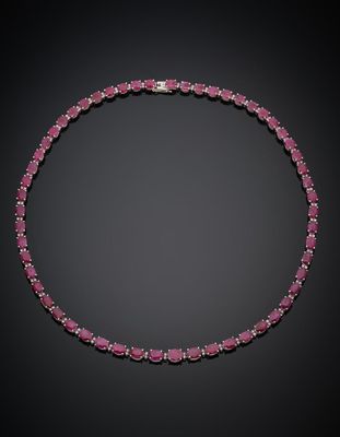 un collier en tourmaline rose et diamants