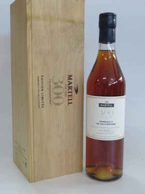 une photo représentant une bouteille de whisky à côté d'une caisse en bois