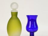 deux vases posés l'un à côté de l'autre sur une surface blanche