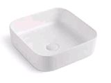 un gros plan d'un lavabo carré blanc sur fond blanc