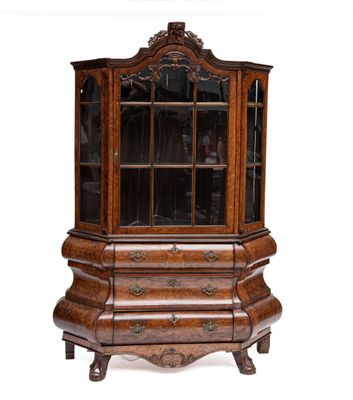 un vieux vaisselier en bois avec portes et tiroirs en verre