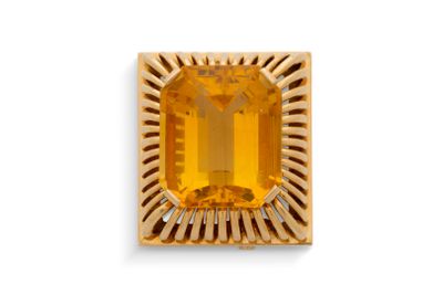 Gros plan sur une bague en or avec une pierre orange