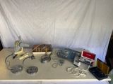 une table sur laquelle se trouvent de nombreux objets