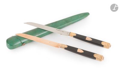 un couteau et une paire de baguettes posés sur une surface blanche