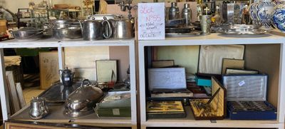 de nombreux objets sur les étagères de la pièce
