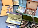 plusieurs types d'argenterie dans un coffret