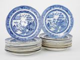 Plusieurs assiettes ornées de motifs bleus et blancs sont empilées les unes sur les autres