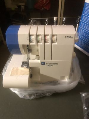 une machine à coudre posée sur une table