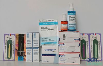 de nombreux produits pharmaceutiques posés sur une table blanche