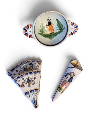 trois pièces de poterie ornées de motifs sur un fond blanc