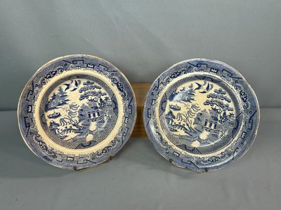 deux assiettes bleues et blanches ornées de motifs orientaux