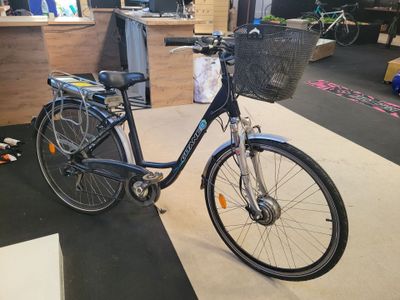 un vélo garé dans une pièce