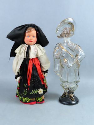 deux figurines placées l'une à côté de l'autre