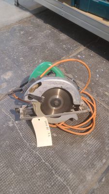 A4 -VOLONTAIRE : Une scie circulaire filaire de marque HITAC…