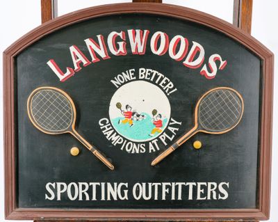 une enseigne sur laquelle est inscrit « Langwood's » et sur laquelle figurent deux raquettes de tennis