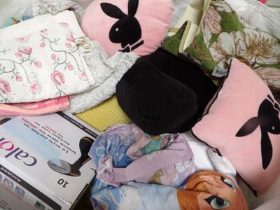 une pile d'articles pour bébé posée sur un lit
