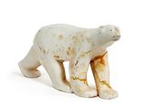 statue d'un ours polaire sur fond blanc, posée sur une surface blanche