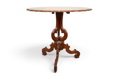 une petite table avec un plateau et un piètement en bois