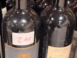 plusieurs bouteilles de vin sont alignées sur une étagère dans un magasin