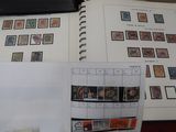 beaucoup de timbres sur les pages d'un livre